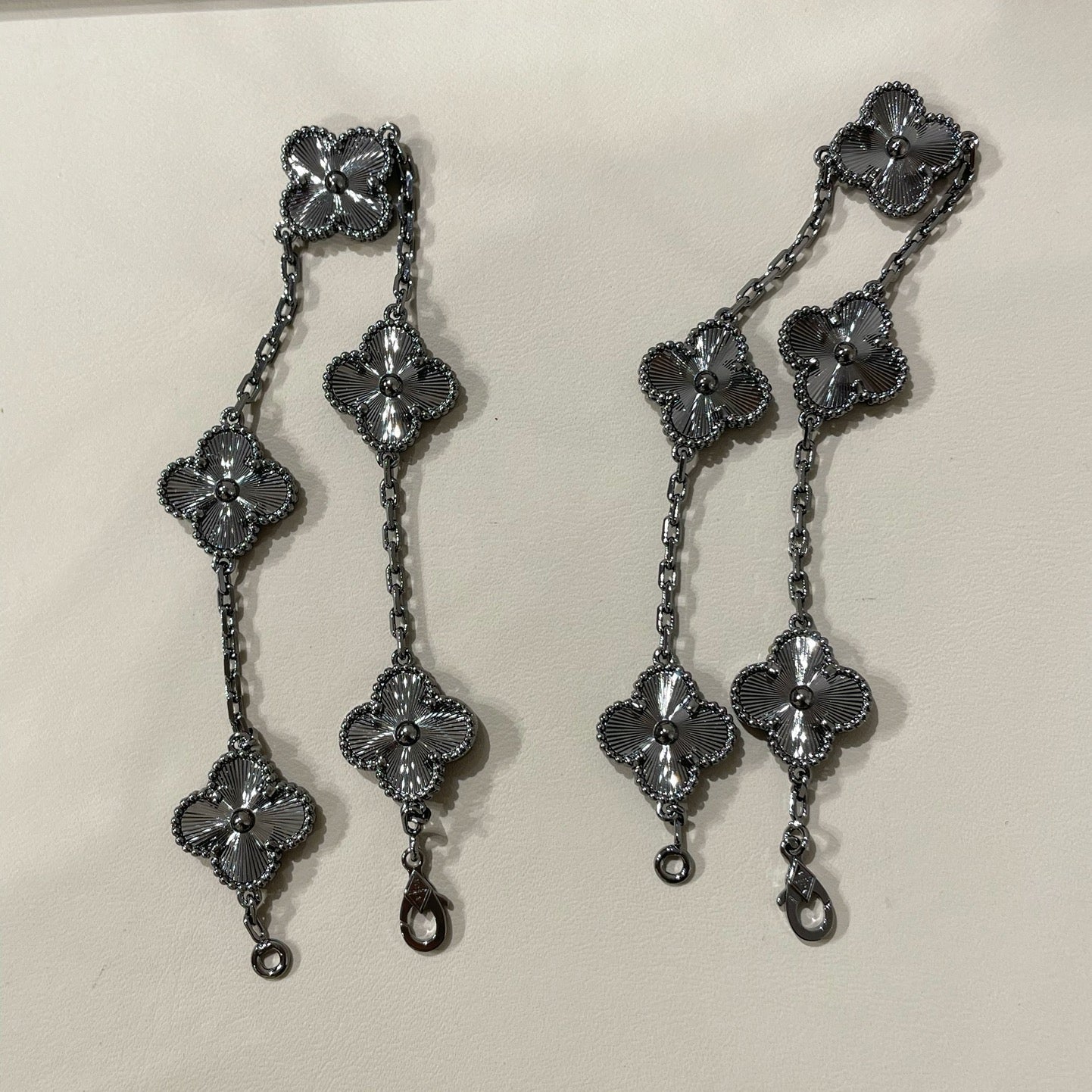 ¡®Imperial¡¯CLOVER 5 MOTIF BLACK BRACELET