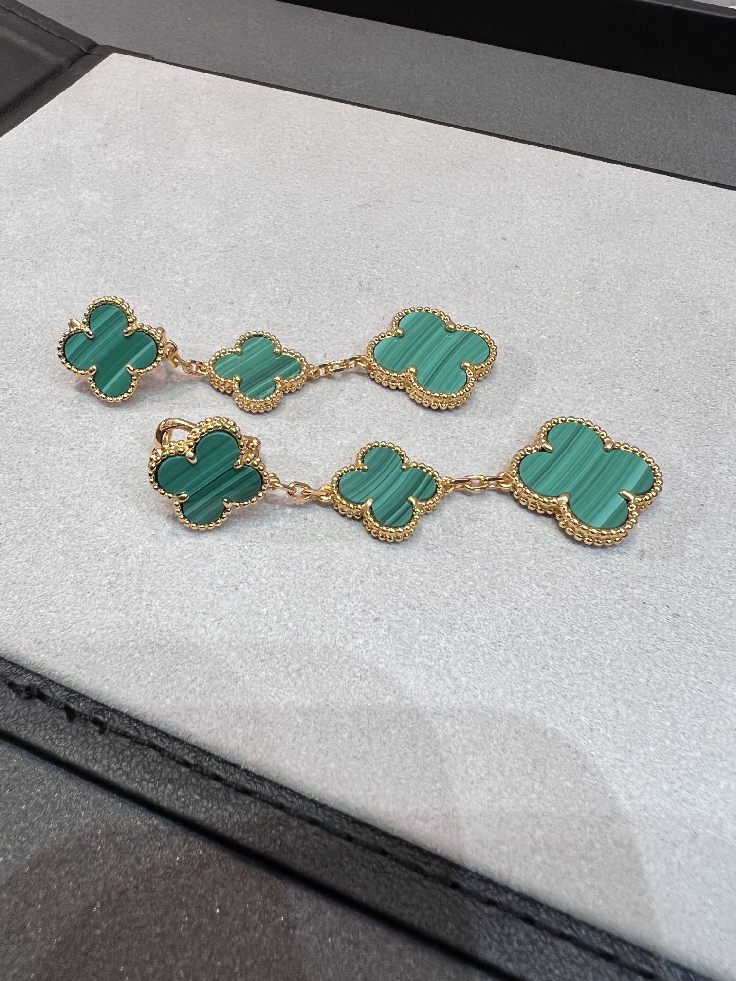¡®Imperial¡¯CLOVER MALACHITE 3 MOTIFS GOLD