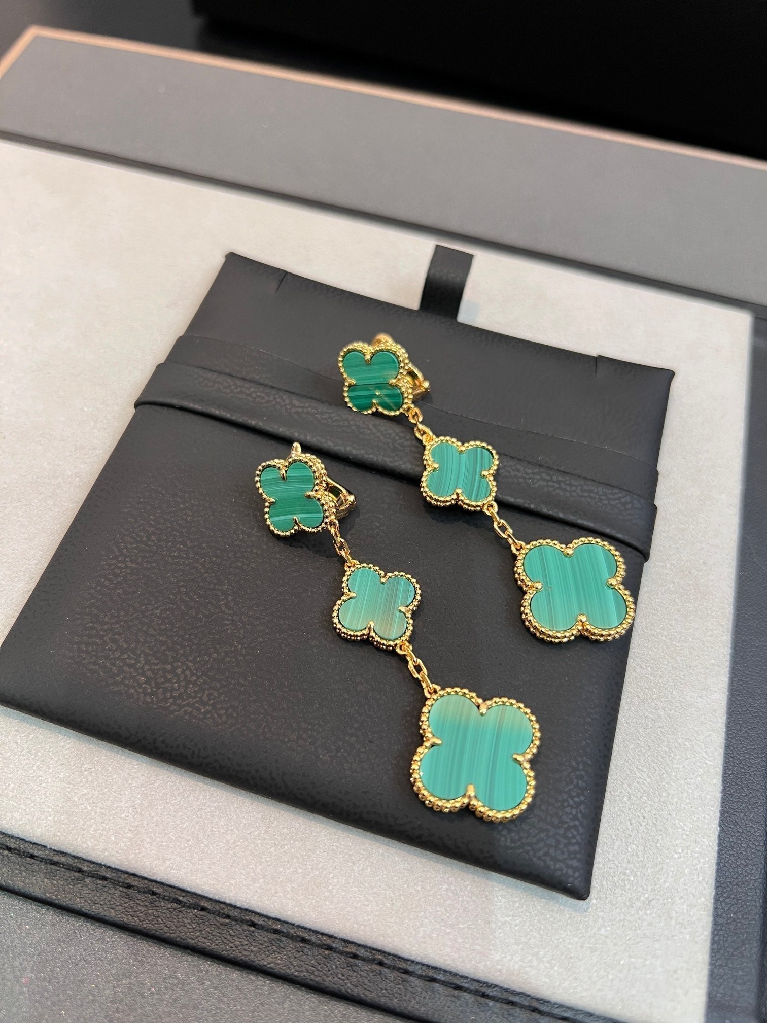 ¡®Imperial¡¯CLOVER MALACHITE 3 MOTIFS GOLD