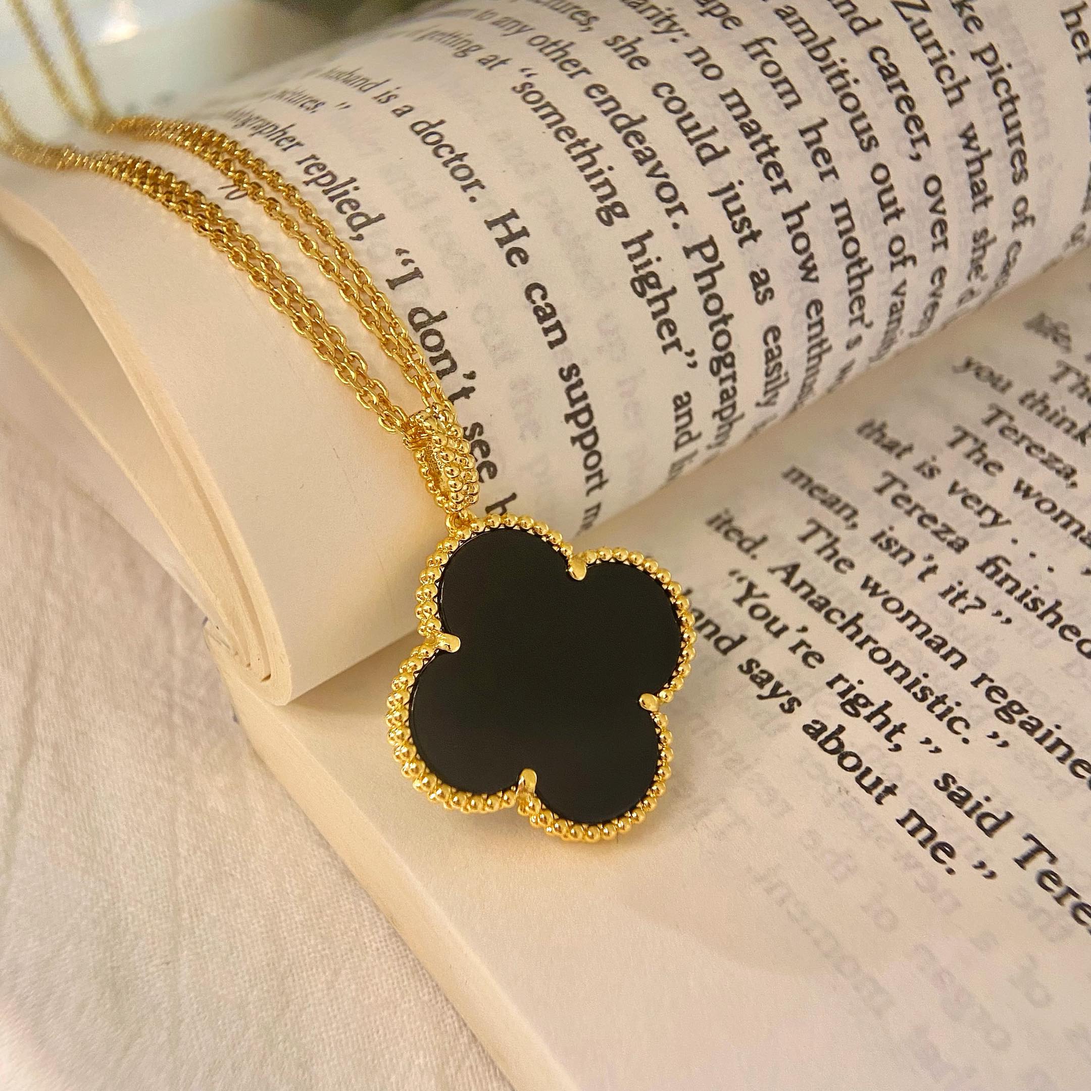 ¡®Imperial¡¯CLOVER 25MM NECKLACE GOLD ONYX