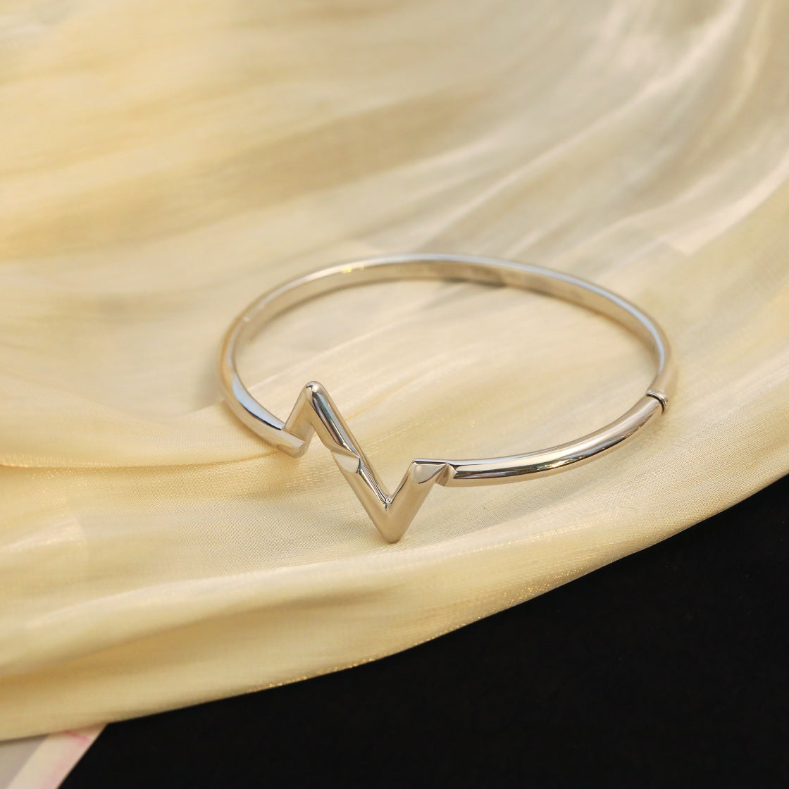 ¡®Imperial¡¯VOLTE UPSITE DOWN BRACELET