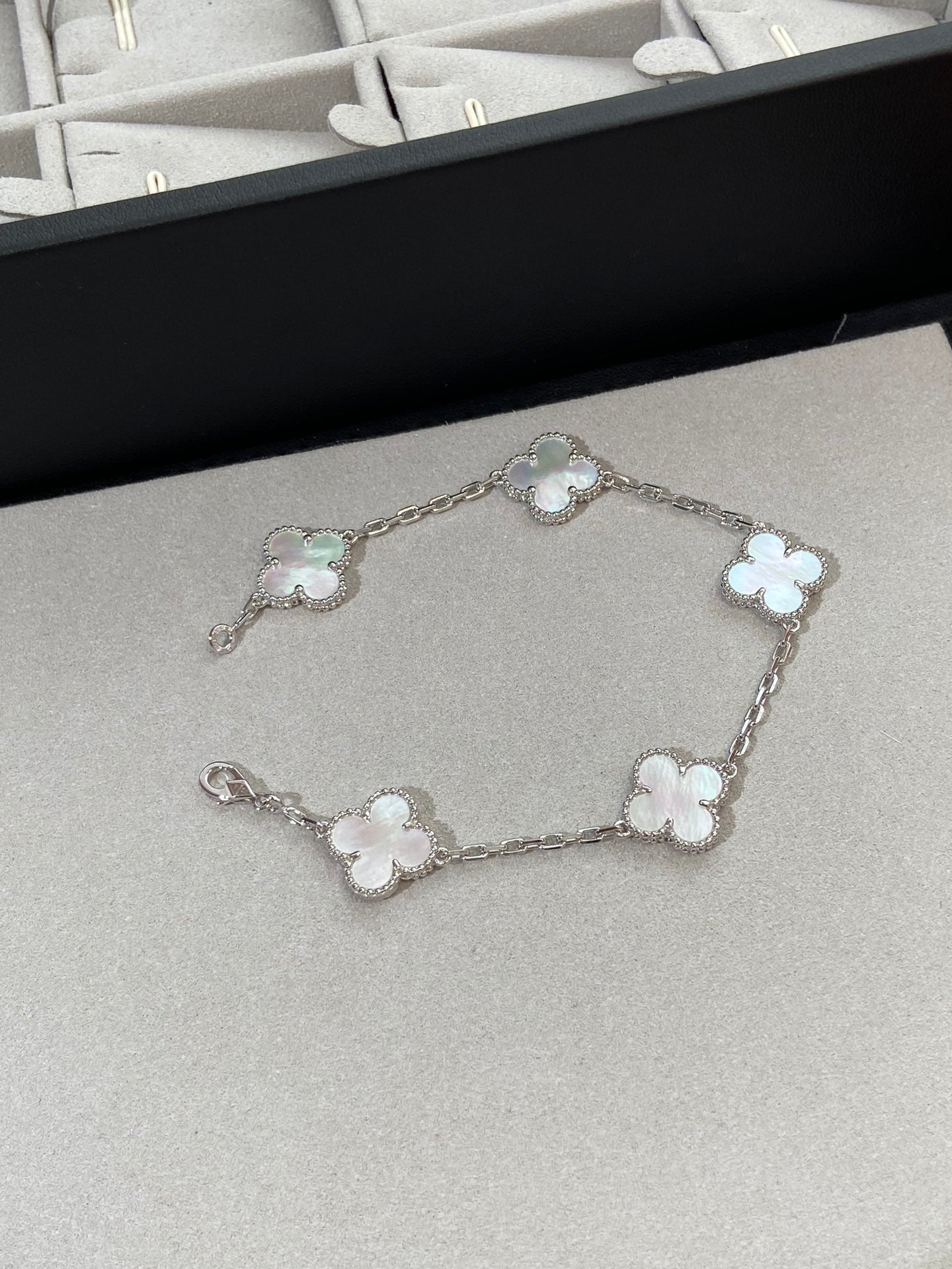 [Imperial]Nueva COLECCIÓN DE BRAZALETE TREBOL 5 MOTIVOS MADRE PERLA BLANCA