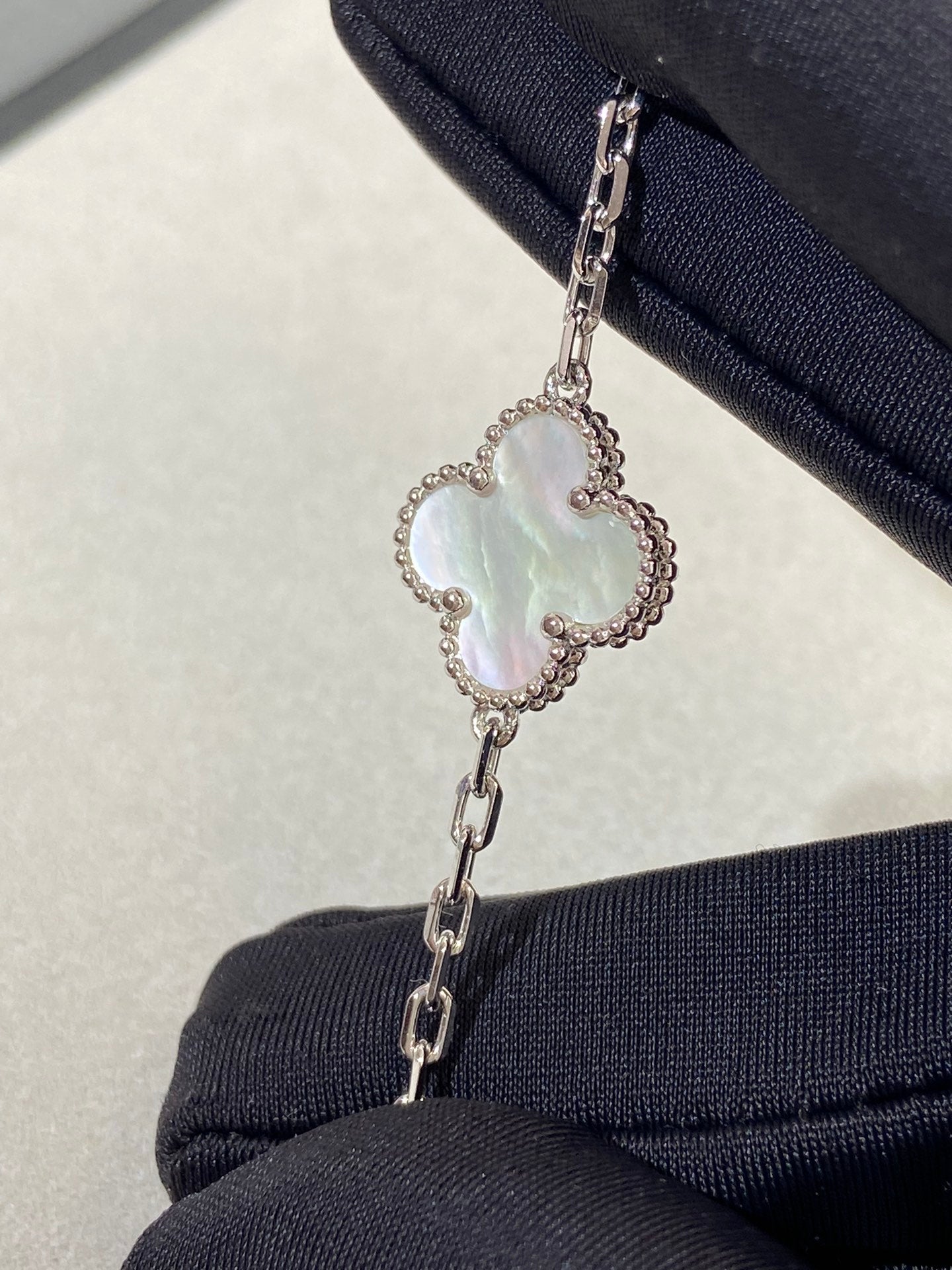 ¡®Imperial¡¯CLOVER SILVER MOP 5 MOTIF BRACELET