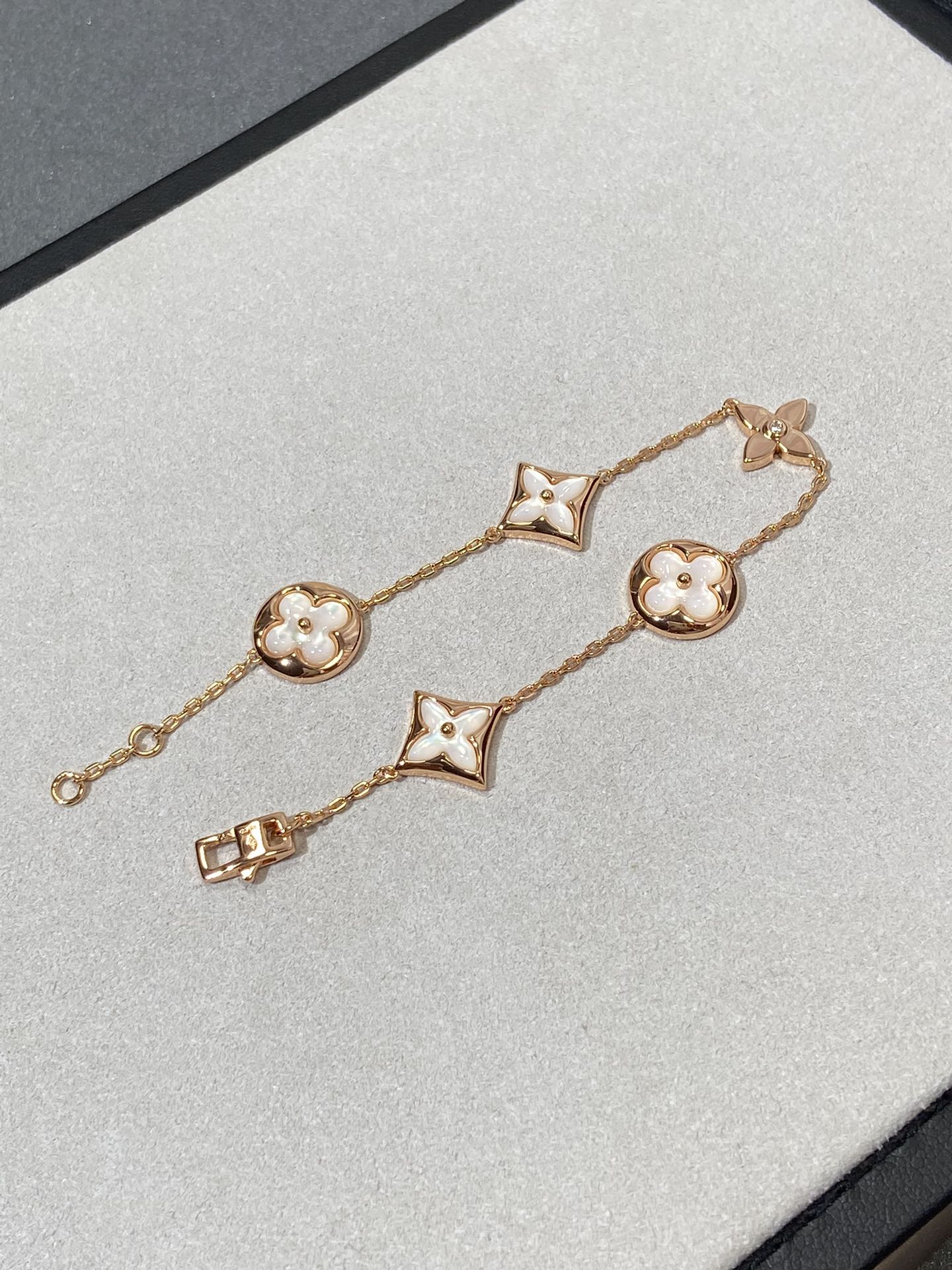 ¡®Imperial¡¯STAR AND SUN 5 MOTIF MOP PINK GOLD BRACELET