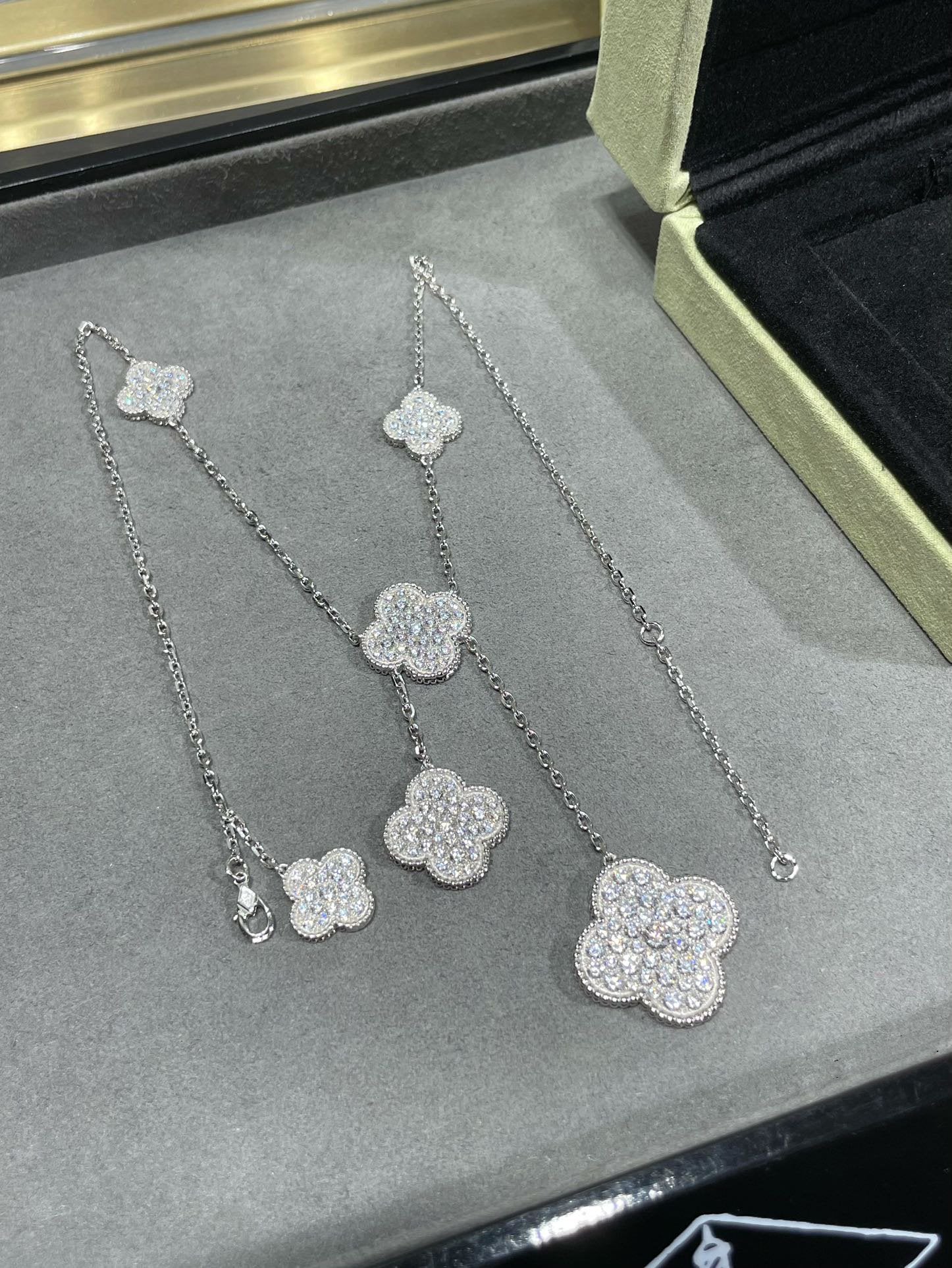 ¡®Imperial¡¯CLOVER 6 MOTIF DIAMOND PAVED NECKLACE
