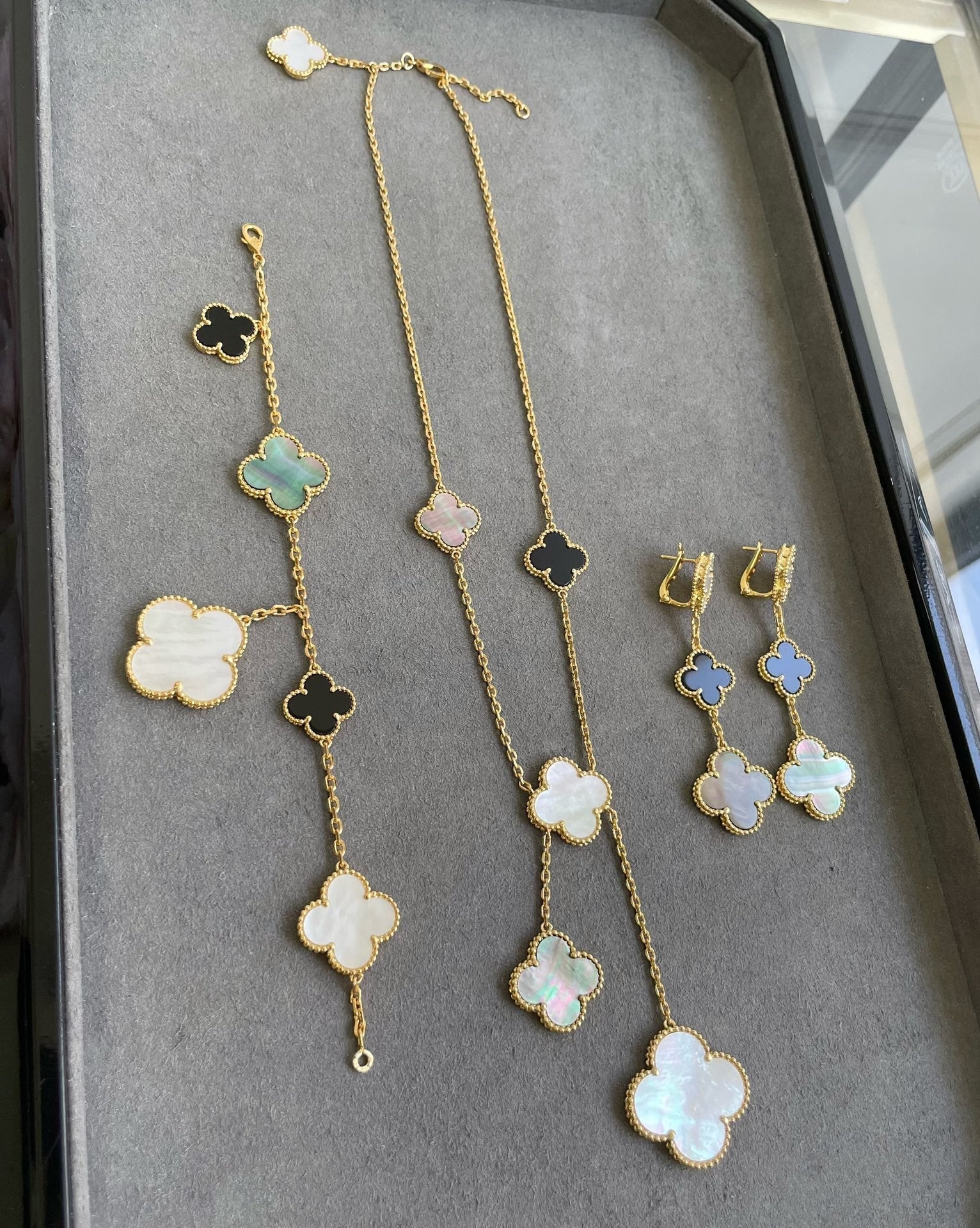 ¡®Imperial¡¯CLOVER 3 MOTIF MOP ONYX DARK MOP PINK GOLD EARRINGS