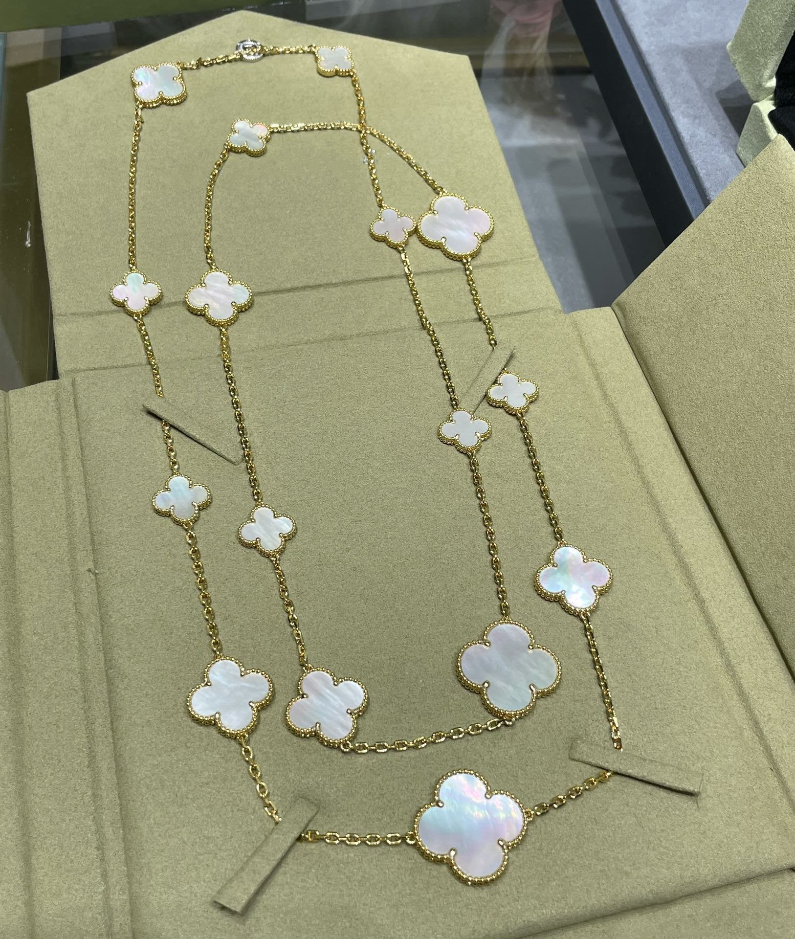 ¡®Imperial¡¯CLOVER 16 MOTIF WHITE MOP GOLD NECKLACE