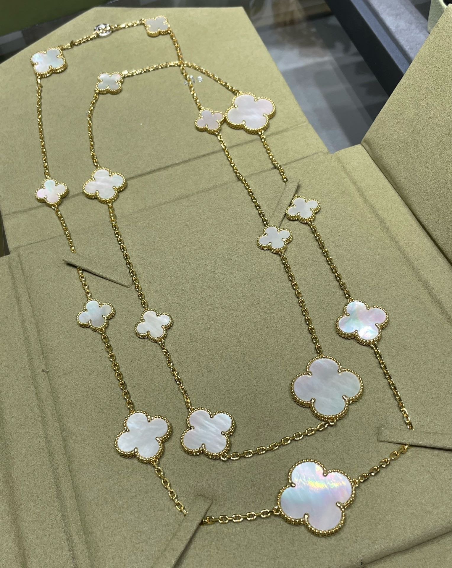 ¡®Imperial¡¯CLOVER 16 MOTIF WHITE MOP GOLD NECKLACE