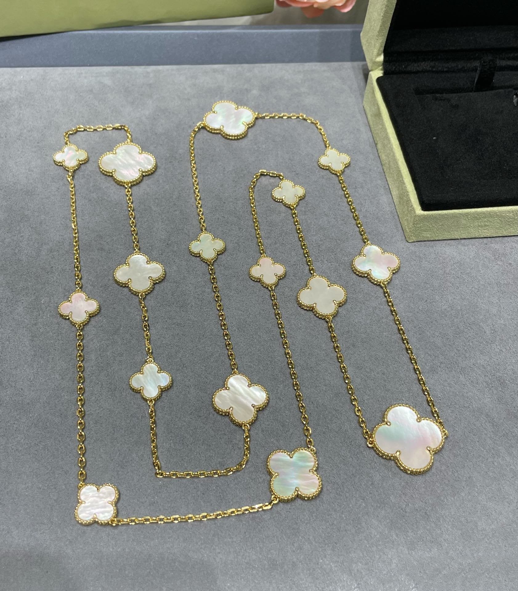 ¡®Imperial¡¯CLOVER 16 MOTIF WHITE MOP GOLD NECKLACE