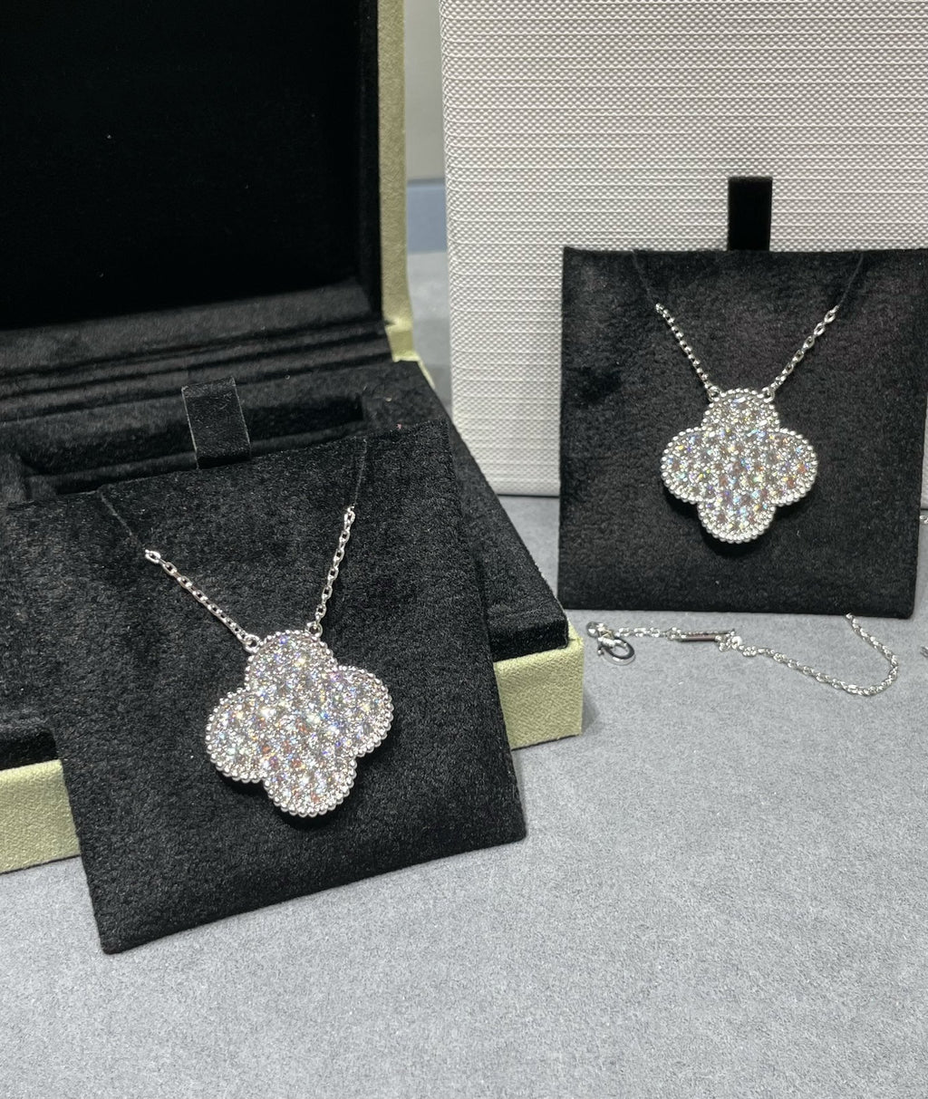 ¡®Imperial¡¯CLOVER 25MM LARGE PENDANT DIAMOND PAVED SILVER NECKLACE