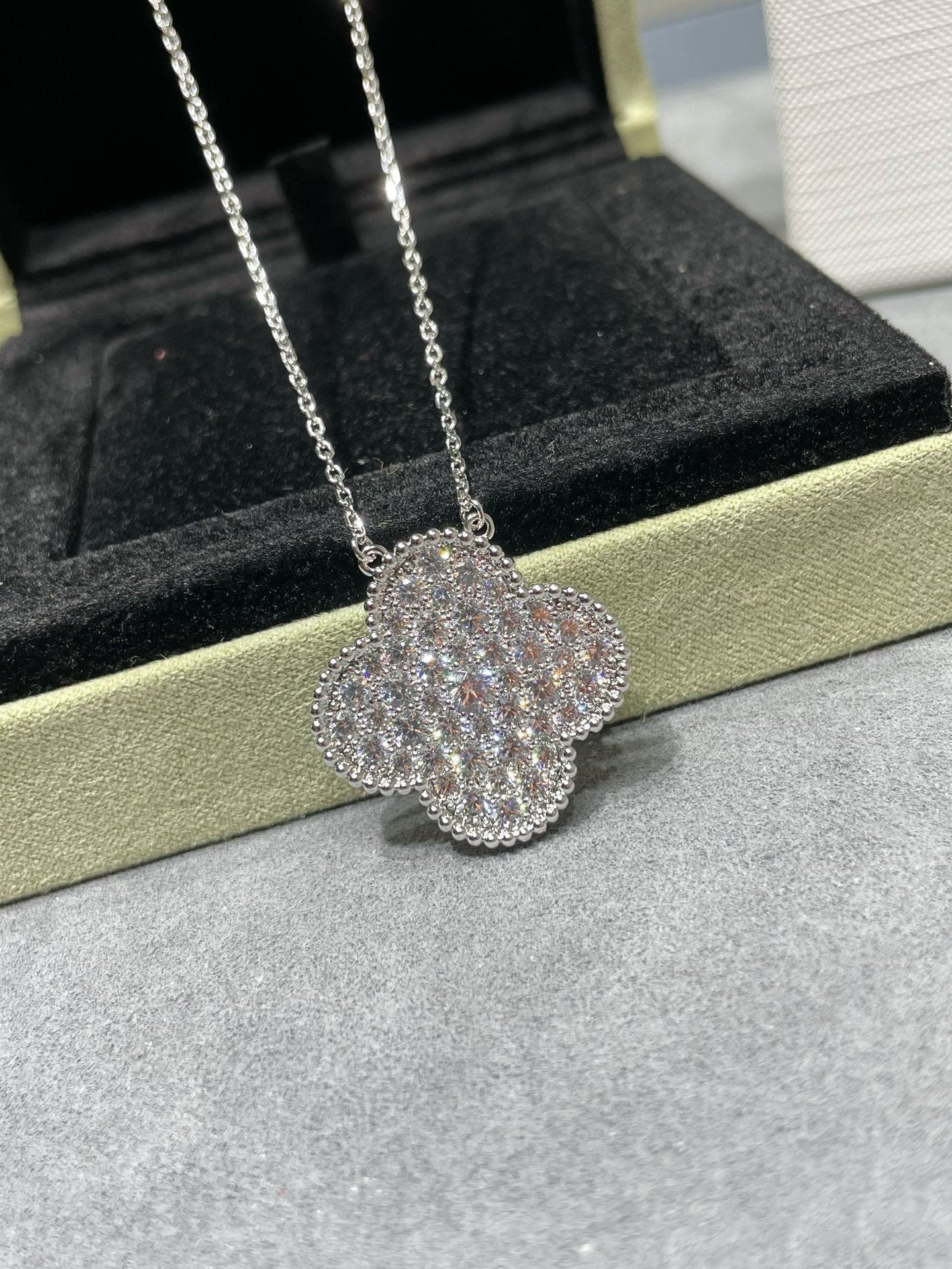 ¡®Imperial¡¯CLOVER 25MM LARGE PENDANT DIAMOND PAVED SILVER NECKLACE