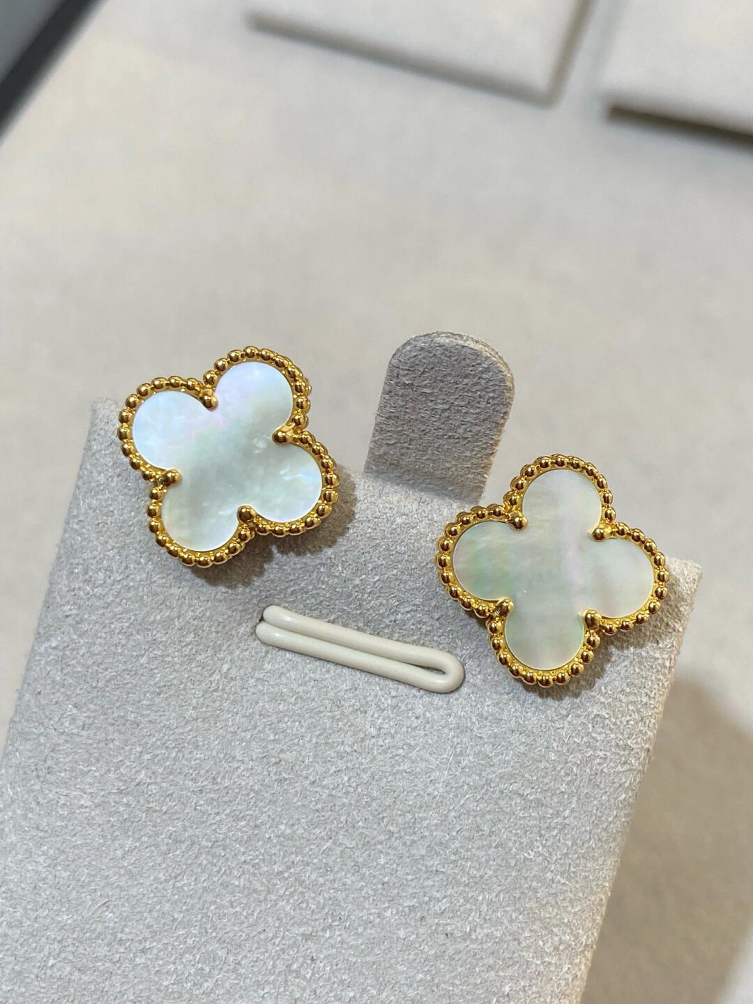[Imperial] TREBOL GRANDE (20mm) 1 MOTIVOS ARETES DE TUERCA MADRE PERLA BLANCA