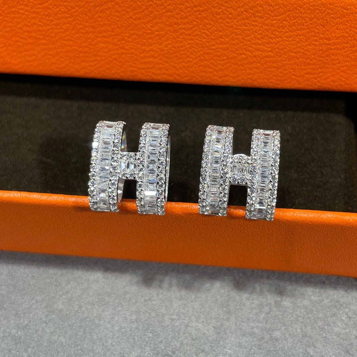 ¡®Imperial¡¯H STUD EARRINGS WITH SILVER DIAMONDS