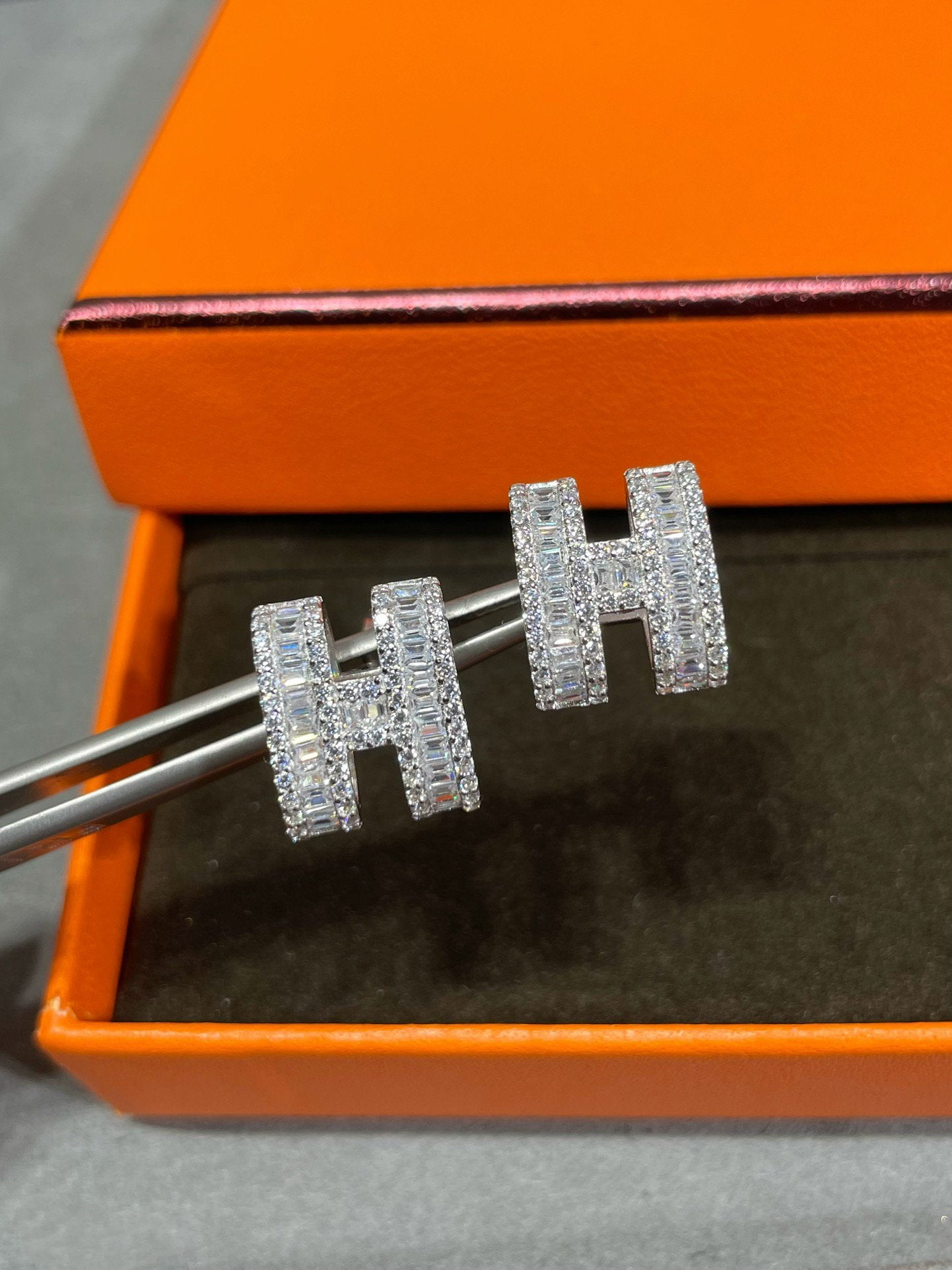 ¡®Imperial¡¯H STUD EARRINGS WITH SILVER DIAMONDS