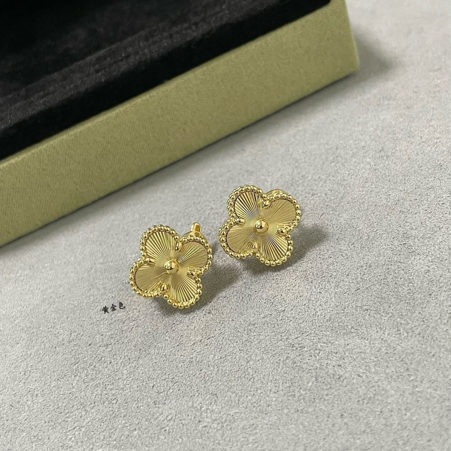 ¡®Imperial¡¯ ARETES DE STUD DE TREBOL MEDIANO